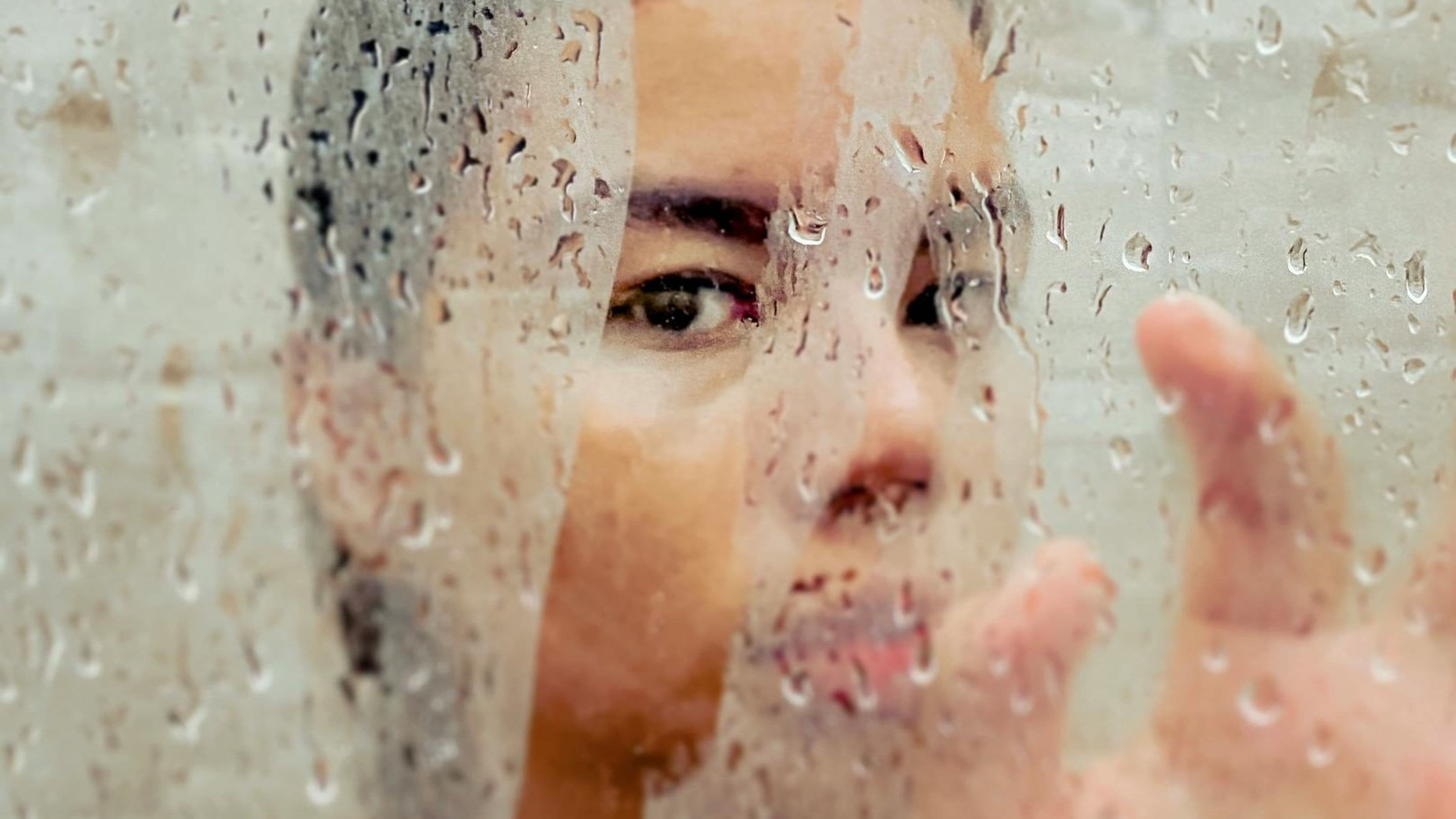 Do Glass Shower Doors Really Make Small Bathrooms Look Bigger?