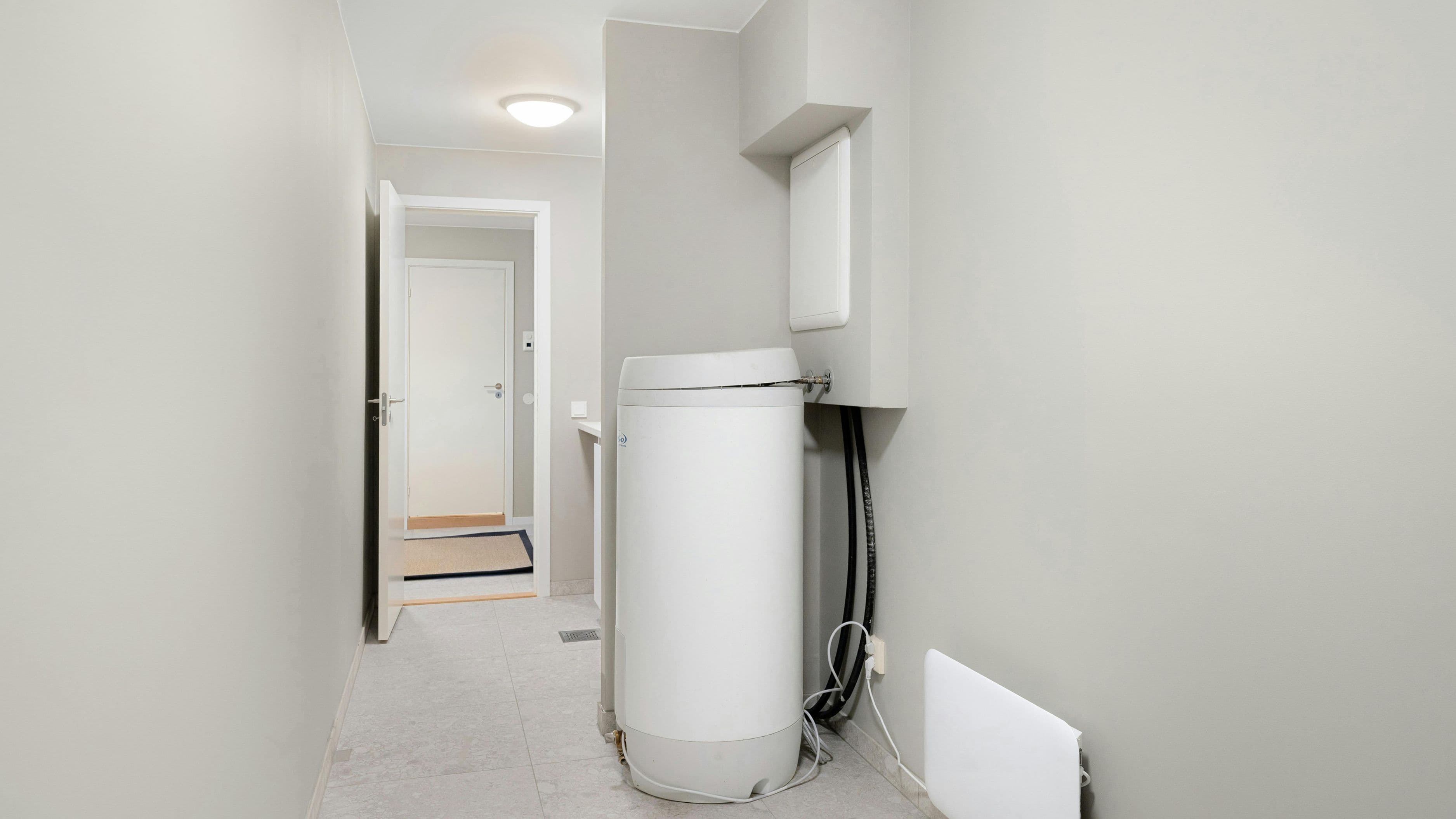 How to Choose Between a Heat Pump Water Heater and a Standard Electric Unit
