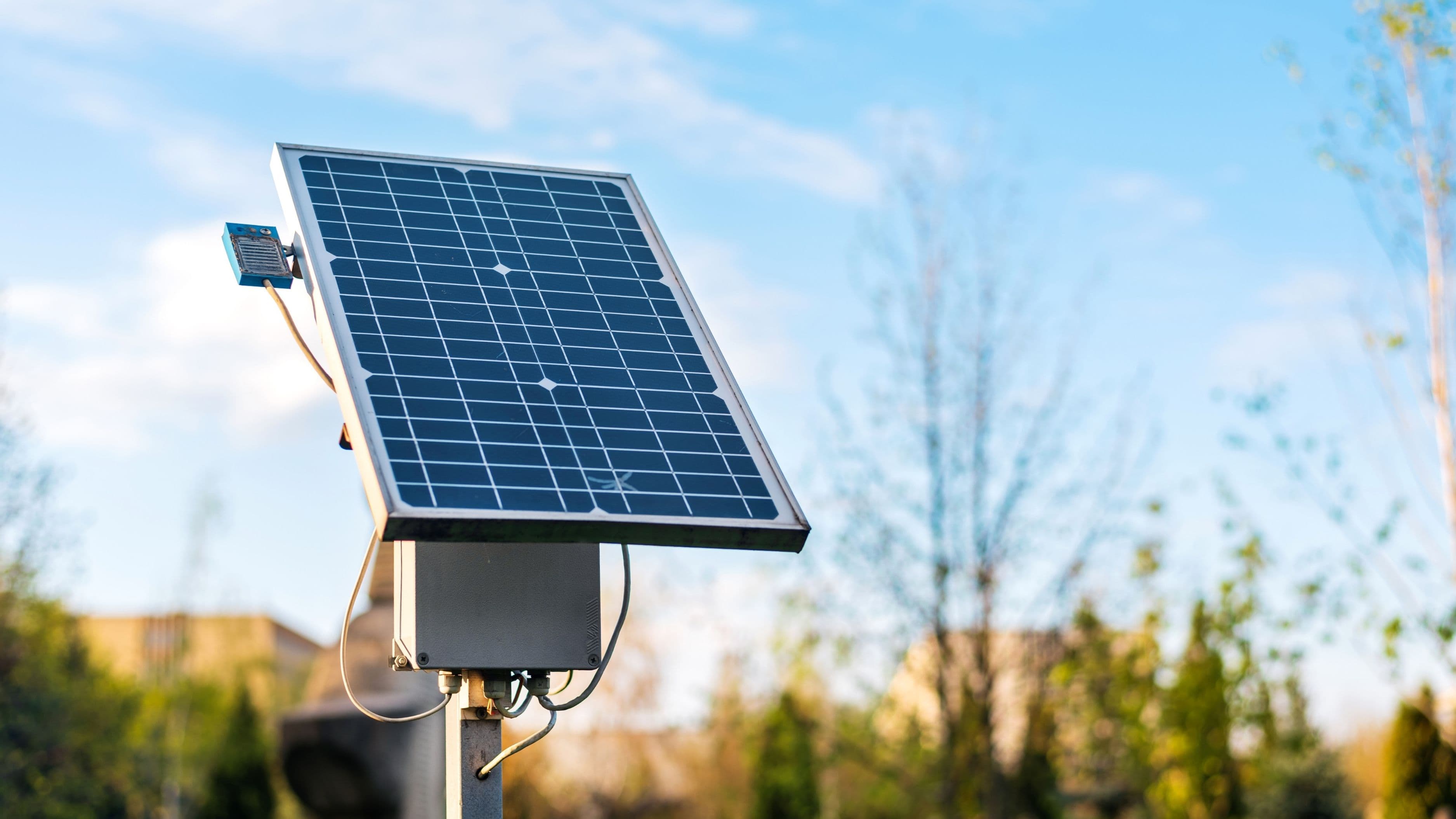 How to Choose Between Solar Panels and a Battery Storage System